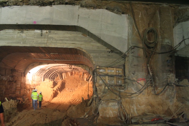 Paso del Túnel de Sor Angela de la Cruz, bajo Estación Bravo Murillo L1 Madrid (Spain)