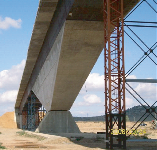 Puente sobre el río Guadiana. Badajoz (Spain)